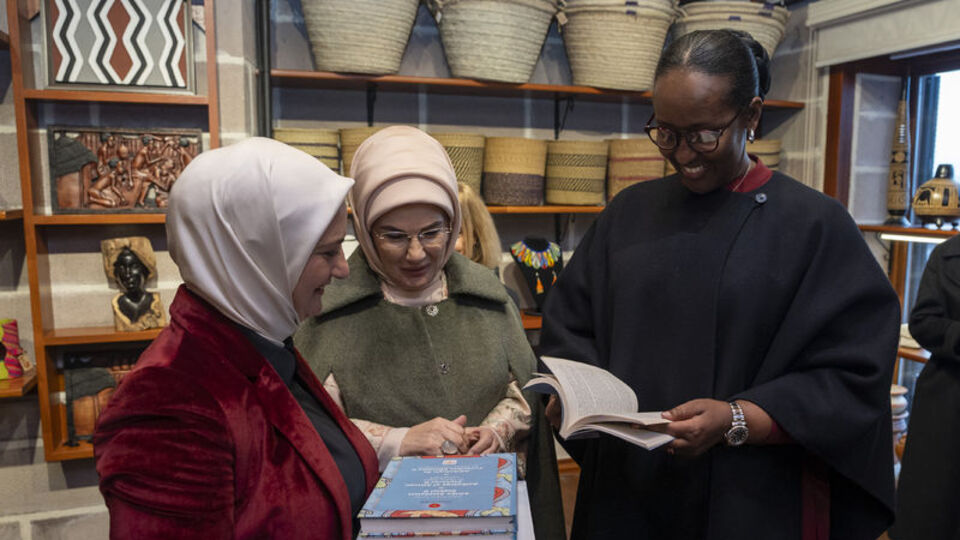 Mevlana'nın "Mesnevi" eserini hediye etti