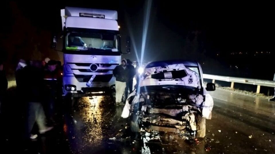 Otomobille TIR çarpıştı: 2 ölü, 2 yaralı