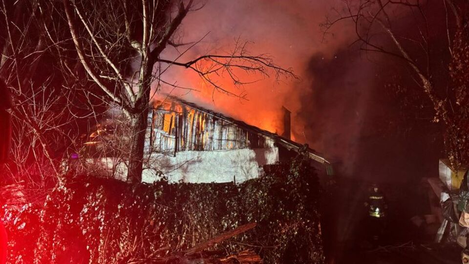 Müstakil ev ve bitişiğindeki ahırda yangın