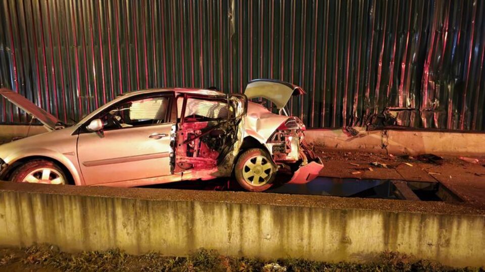 Bıçaklı saldırgan kaçarken kaza yaptı: 1 ölü, 2 yaralı