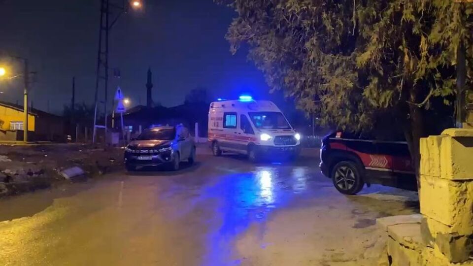 Elazığ'da bıçaklı ve silahlı kavga: 2 yaralı