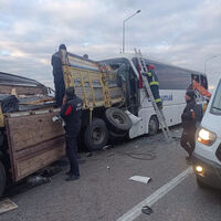 Otobüs kamyona çarptı! Can kayıpları var