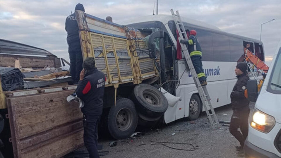 Otobüs kamyona çarptı! Can kayıpları var