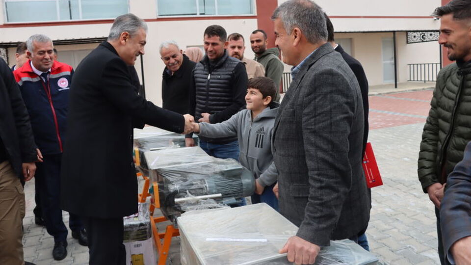 Mardin'de çiftçilere üzüm makinesi dağıtıldı