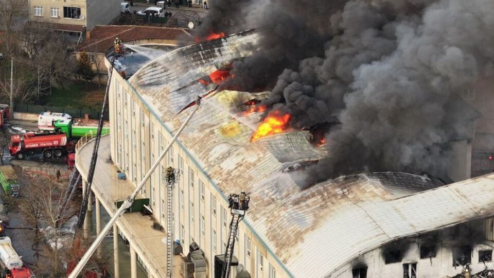 Tekstil atölyesi alev alev yandı