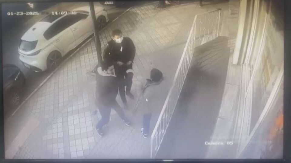 Başkasına benzetip bıçakladılar!