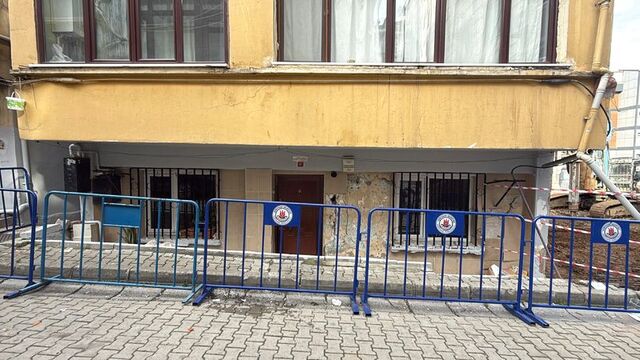 Kazık çakarken yan bina çatladı!