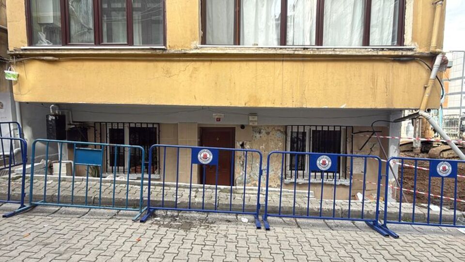 Kazık çakarken yan bina çatladı!