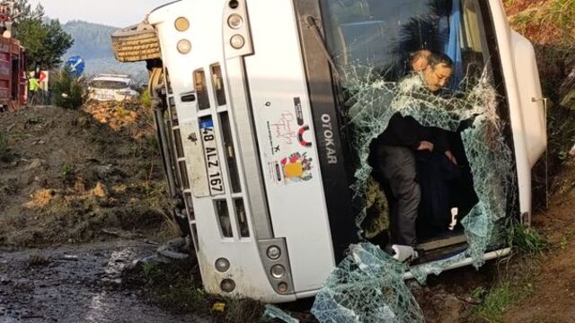 Tur midibüsü devrildi: 23 yaralı