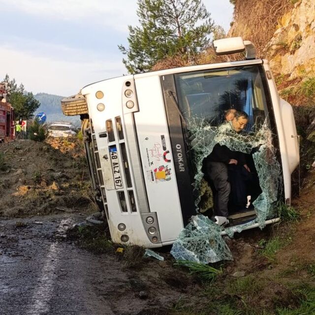 Tur midibüsü devrildi: 23 yaralı