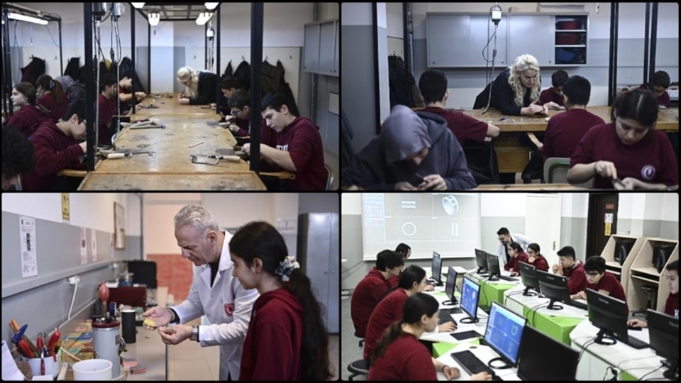 Lise öğrencileri atıkları takıya dönüştürdü