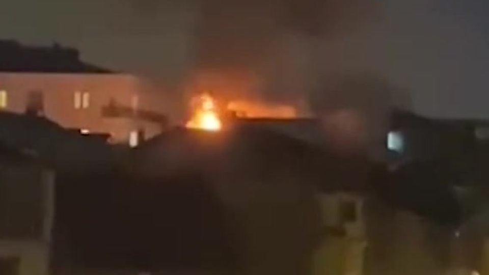 5 katlı binanın çatısında yangın