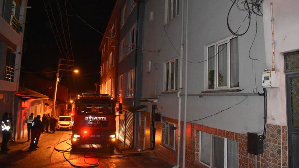 Eskişehir'de bir kişi evini ateşe verdi