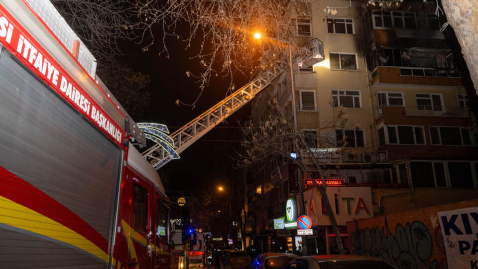 Apartmanda yangın! 9 kişi dumandan etkilendi
