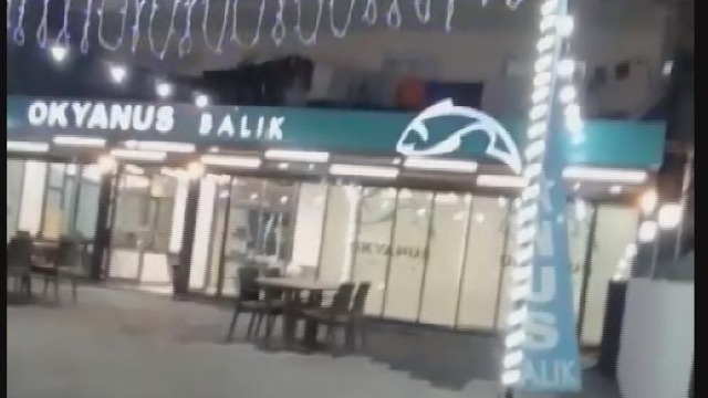 Çökmeden önce restorandaki fayanslar düşmeye başladı!