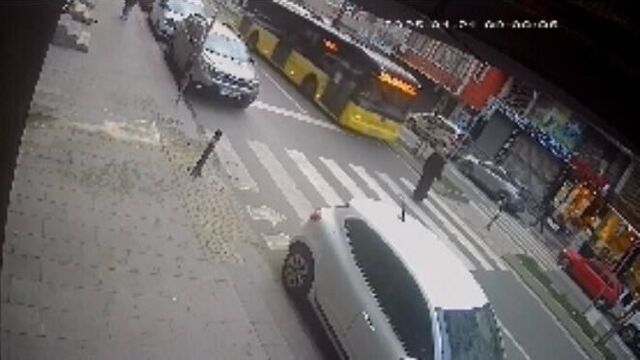 Yaya geçidinde İETT otobüsü çarptı!