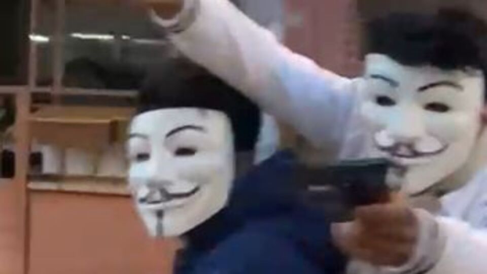 Oyuncak silahla korkuttular!