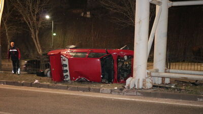 Otomobil üst geçidin ayağına çarptı