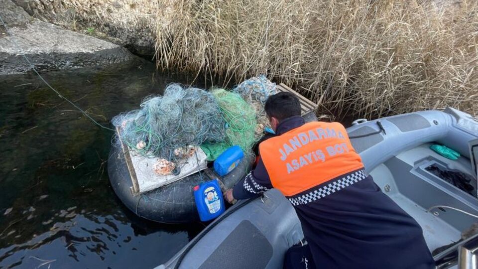 Nehirde suçüstü yakalandı