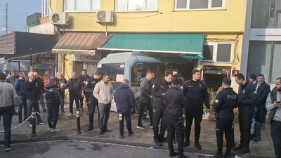 Minibüs berber dükkanına daldı! Feci kazada yaralılar var