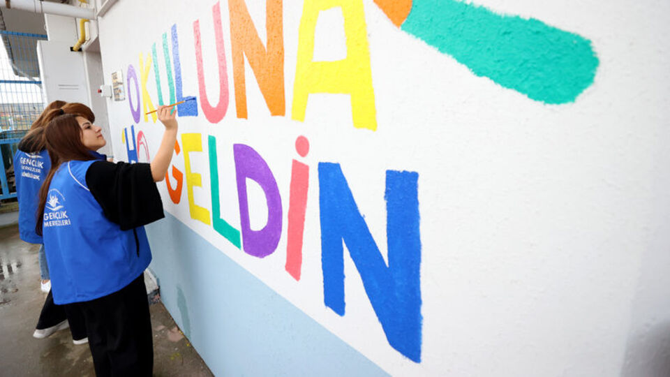 Gönüllü öğrenciler köy okullarını renklendiriyor