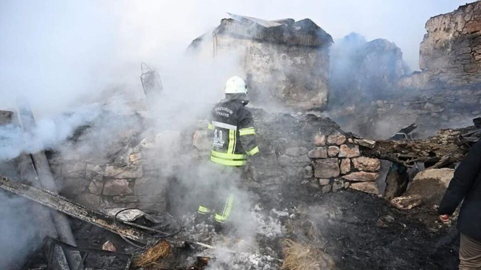 İspir'de 10 ev, 5 ahır ve 3 depo küle döndü