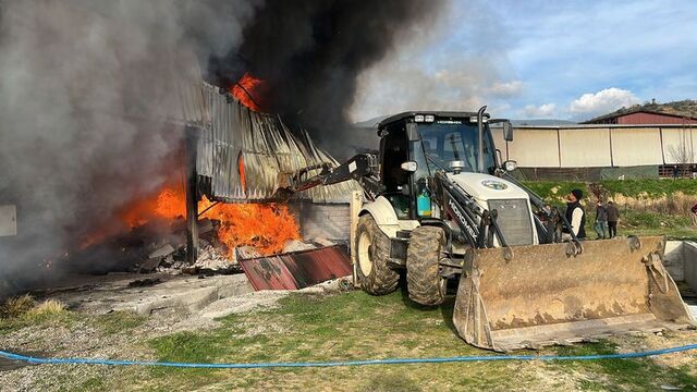 Çadır üretimi yapan dükkanda yangın