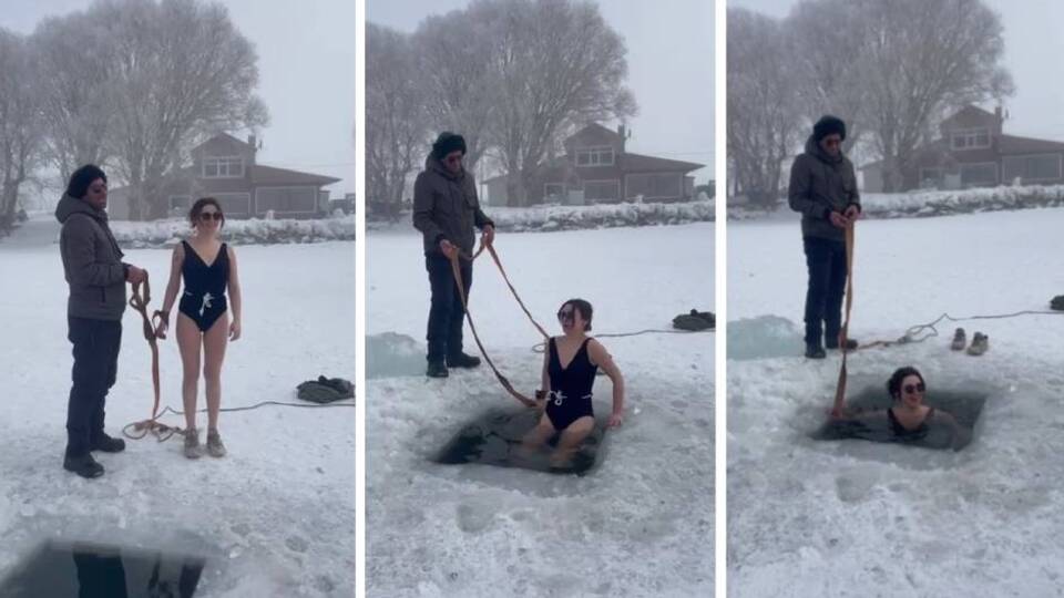 Buzla kaplı Çıldır Gölü'ne girdi!