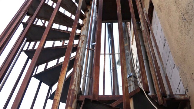 Yangın merdivenine duvar ördüler!