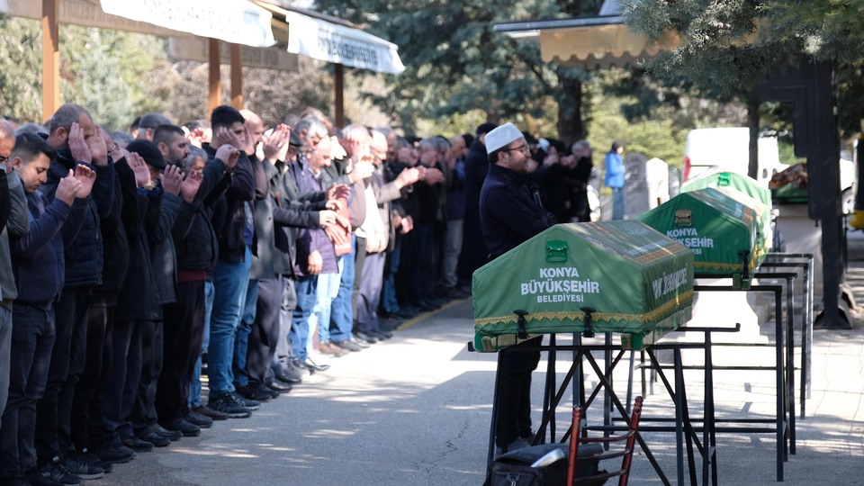 Katil ve cinayet kurbanları yan yana!