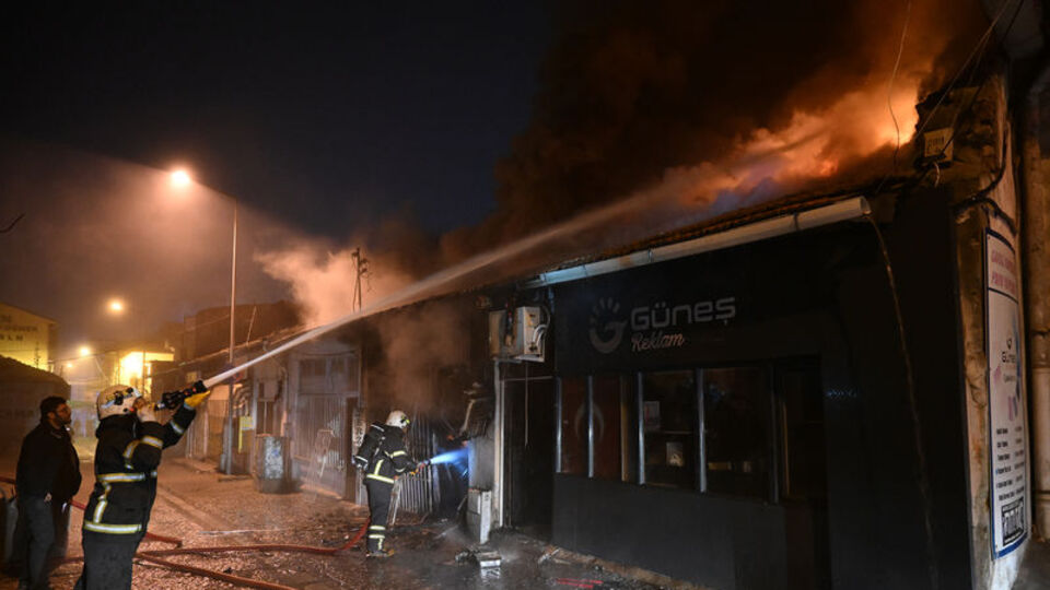 Edirne'de korkutan yangın: 5 iş yeri küle döndü