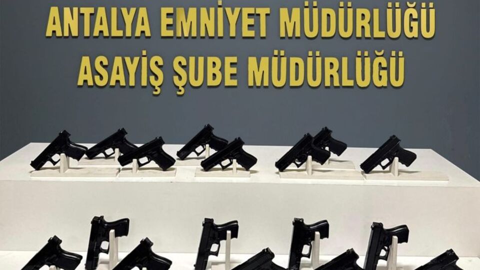 Araçtan 17 ruhsatsız tabanca çıktı