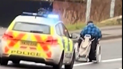 Tekerlekli sandalyeli hırsız polislerden kaçtı!