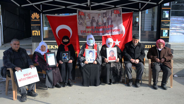 Muşlu ailelerin "evlat nöbeti"
