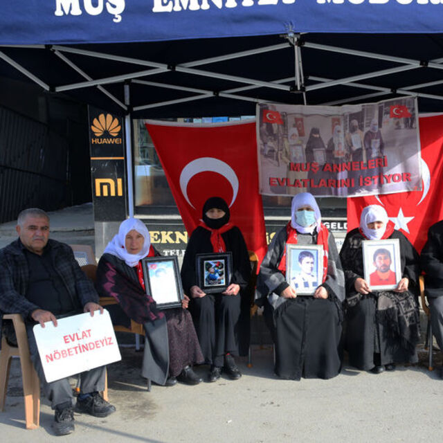 Muşlu ailelerin "evlat nöbeti"