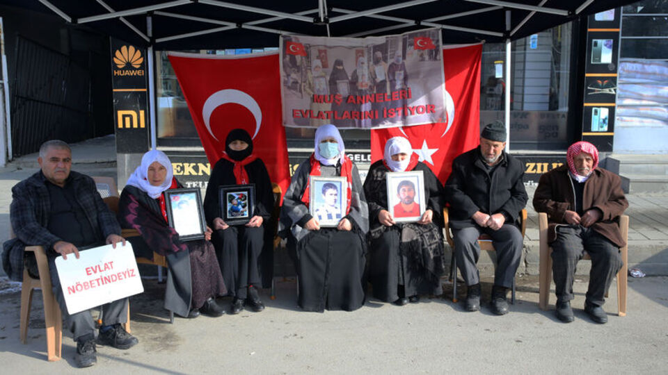 Muşlu ailelerin "evlat nöbeti"