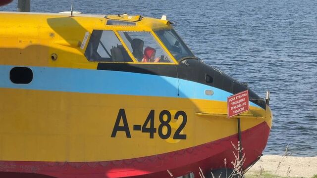 7 aydır karada bekliyor: Çocuklar oynuyor