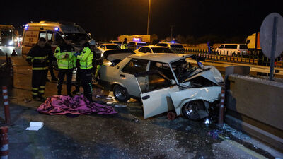 Otomobil gişelerdeki bariyere çarptı: 2 ölü, 4'ü çocuk 5 yaralı