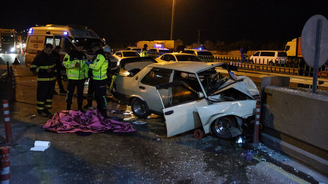 Otomobil gişelerdeki bariyere çarptı: 2 ölü, 4'ü çocuk 5 yaralı