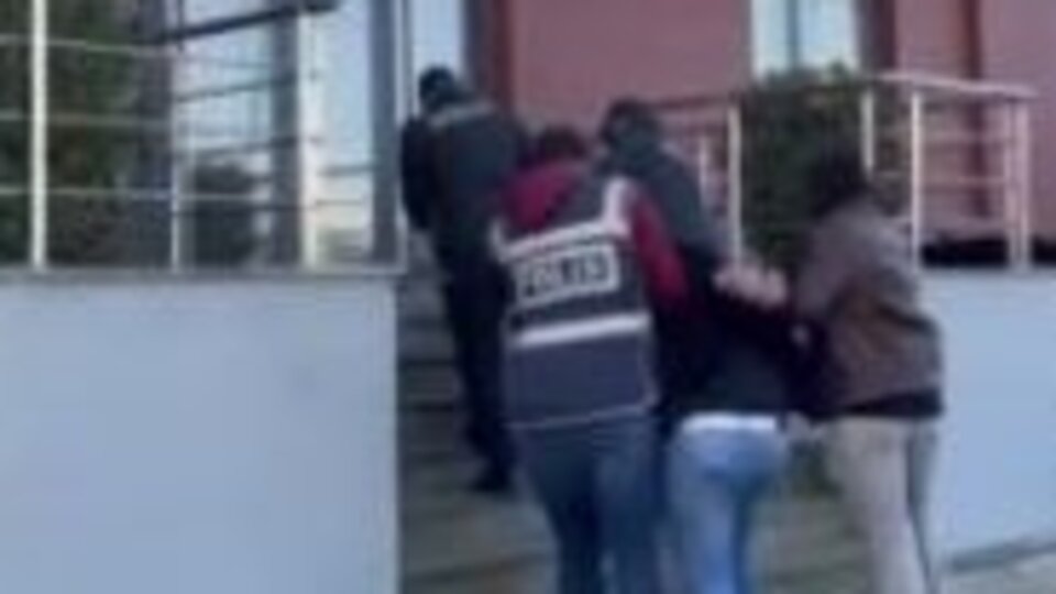 Yaşlı kadını dolandırmaya çalışan 2 şüpheliye suçüstü