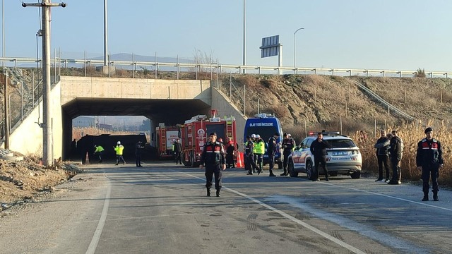 İşçi servisi devrildi! 4 can kaybı var!