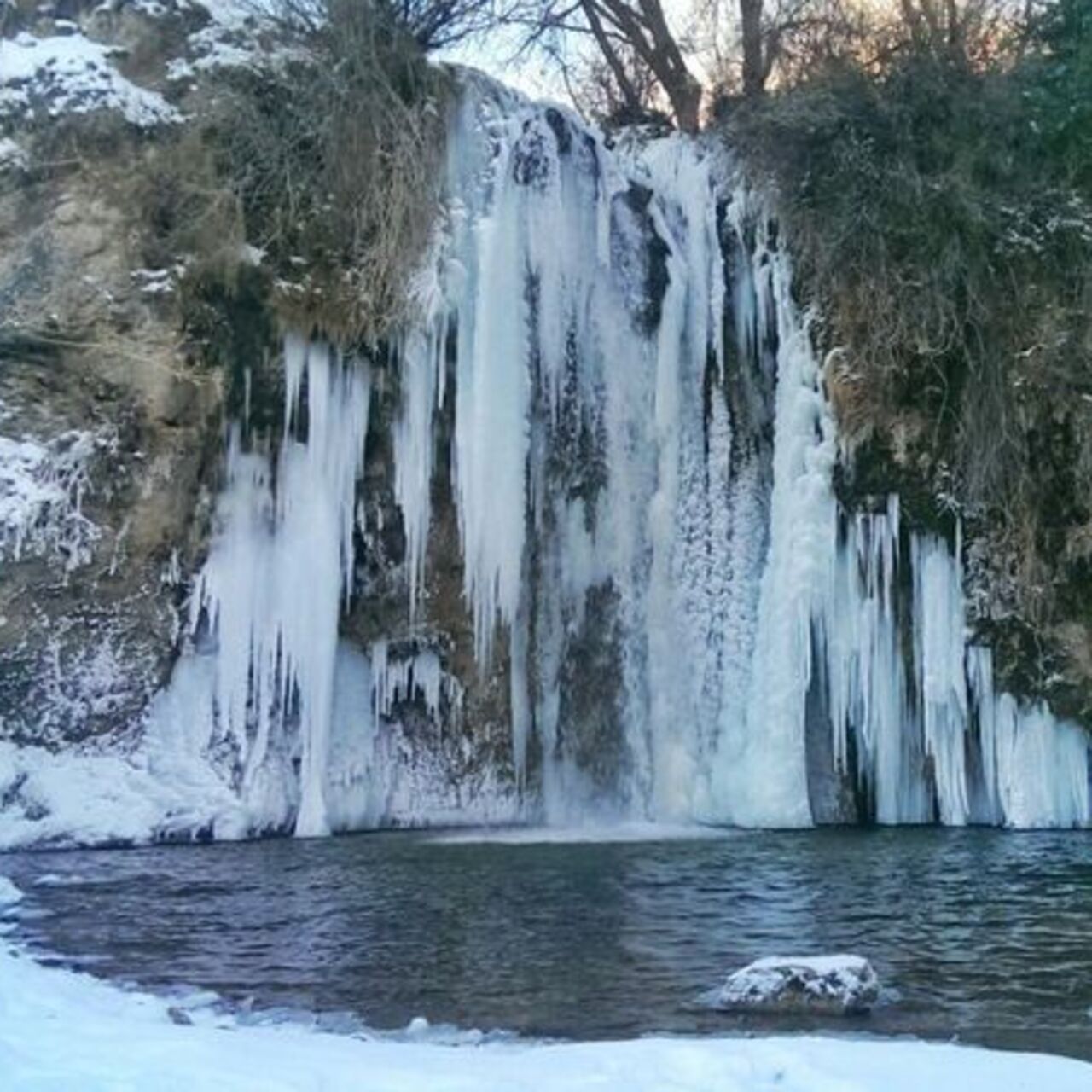 Buz sarkıtlarının uzadığı şelale büyüledi