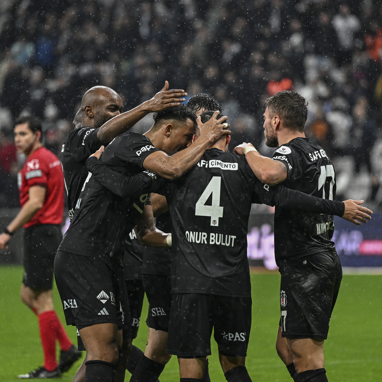 Beşiktaş play-off peşinde!