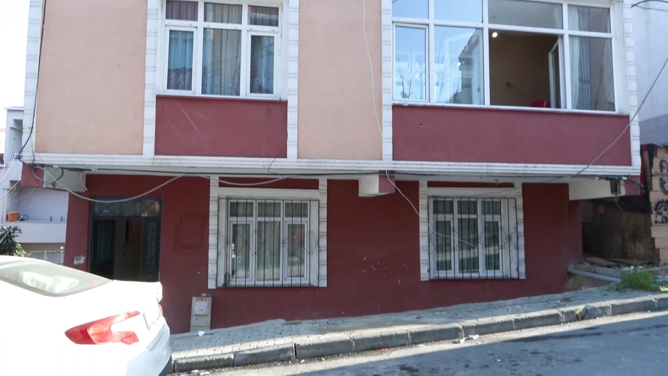 Tartıştığı karısını bıçaklayıp kaçtı!