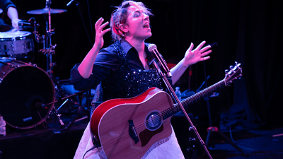 Doğum gününü sahnede kutladı