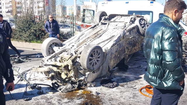 Korkuluk parçaları araçlara saplandı!