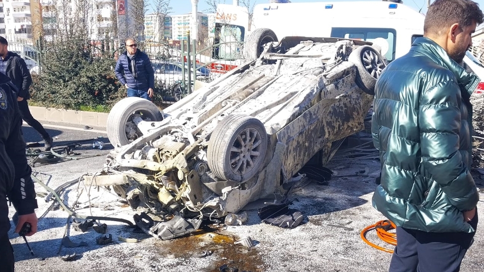 Korkuluk parçaları araçlara saplandı!