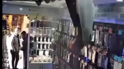 İş yerinin tavanı böyle çöktü