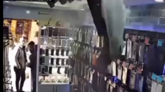 İş yerinin tavanı böyle çöktü