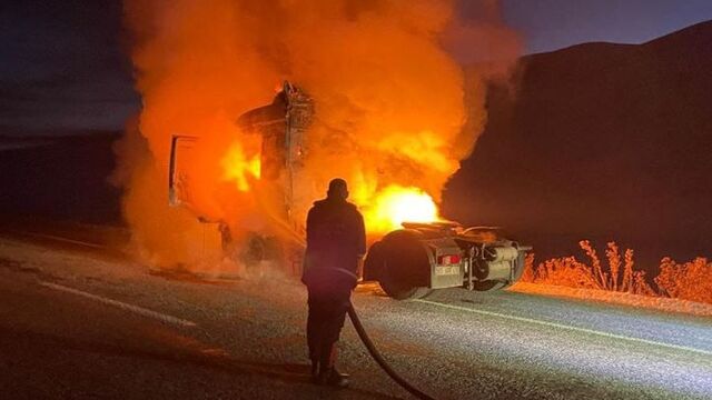 Seyir halindeki dorsesiz TIR yandı